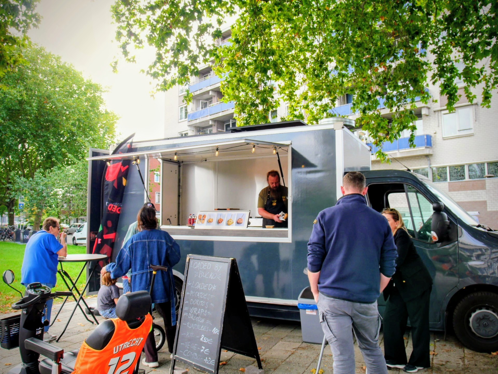 Loaded by Bucko food truck met klanten